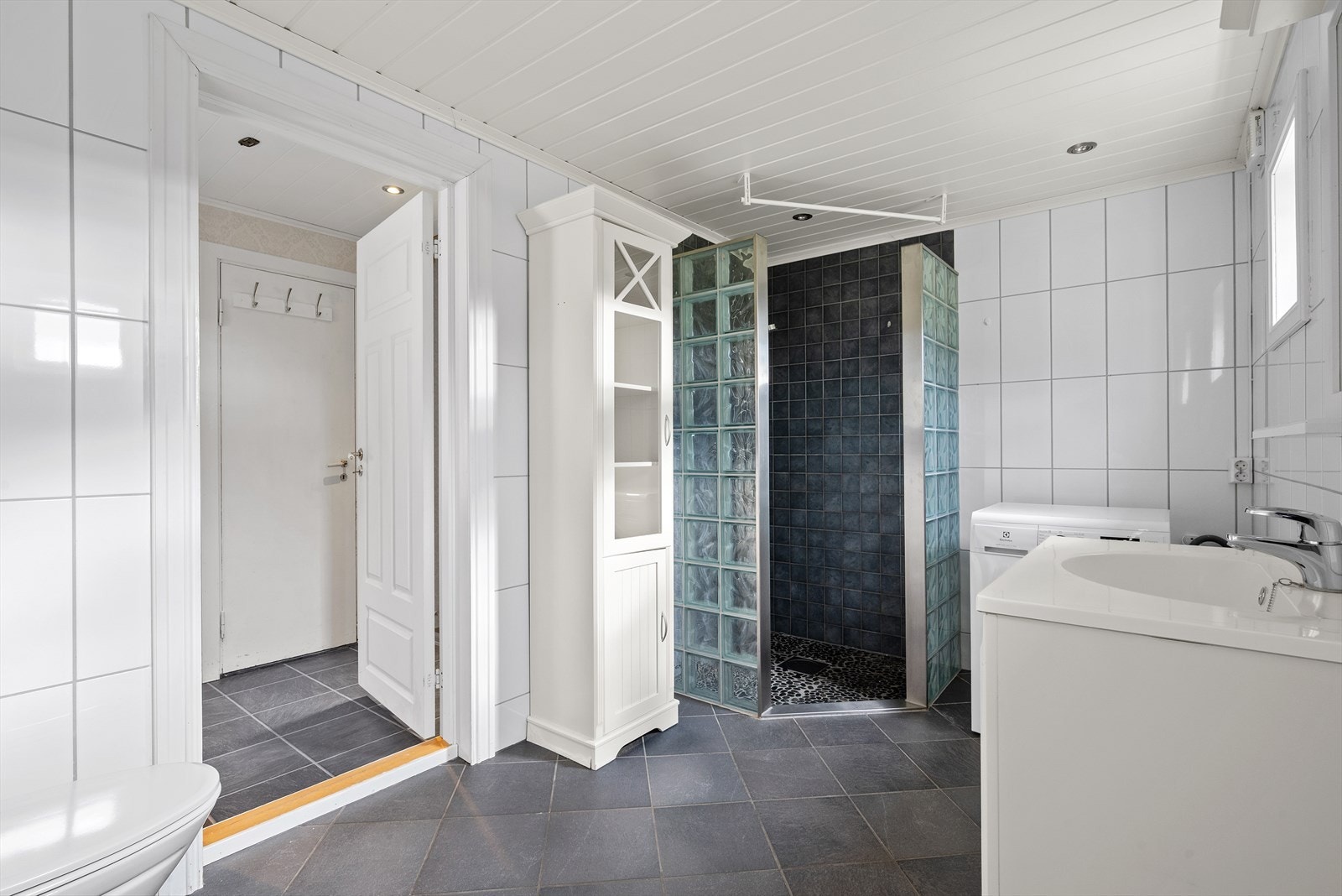 Badet er på ca. 8 kvm, og ligger i hendig tilknytning til entreen. Galleribilde