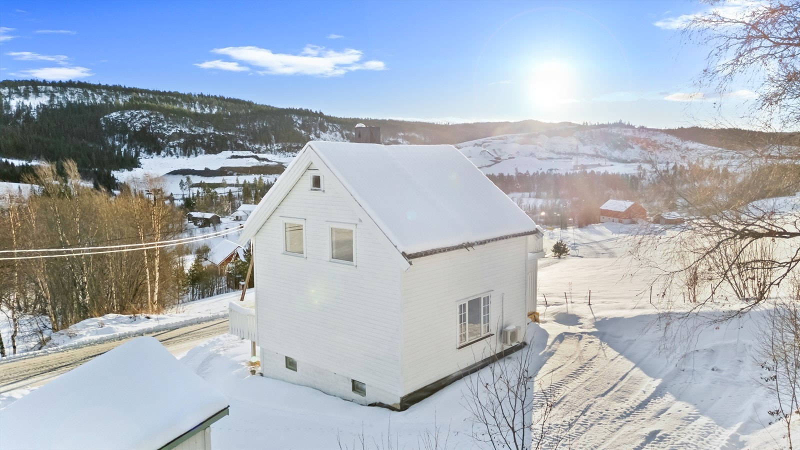 Eneboligen har et pent, overbygd inngangsparti med gruslagt adkomst, nyere tretrapp og veggmontert utebelysning. Galleribilde