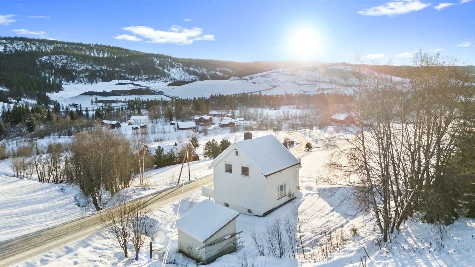 Eiendommen ligger naturskjønt og landlig til, ca. 3,5 km sør for Soknedal sentrum. Galleribilde