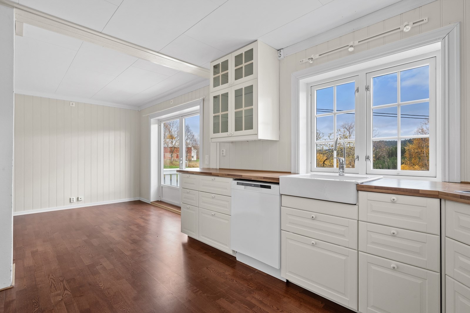 Kjøkkenet er bl.a. utstyrt med opplegg for oppvaskmaskin. Galleribilde