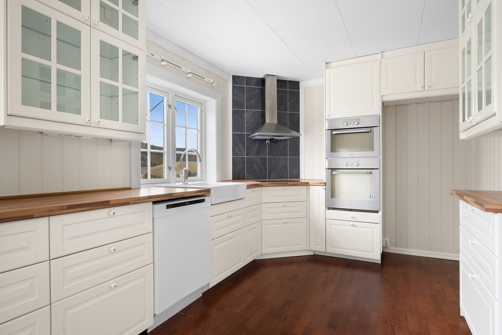 Kjøkkenet, som var nytt i 2013/2014, har et klassisk design med god skap- og benkeplass. Galleribilde