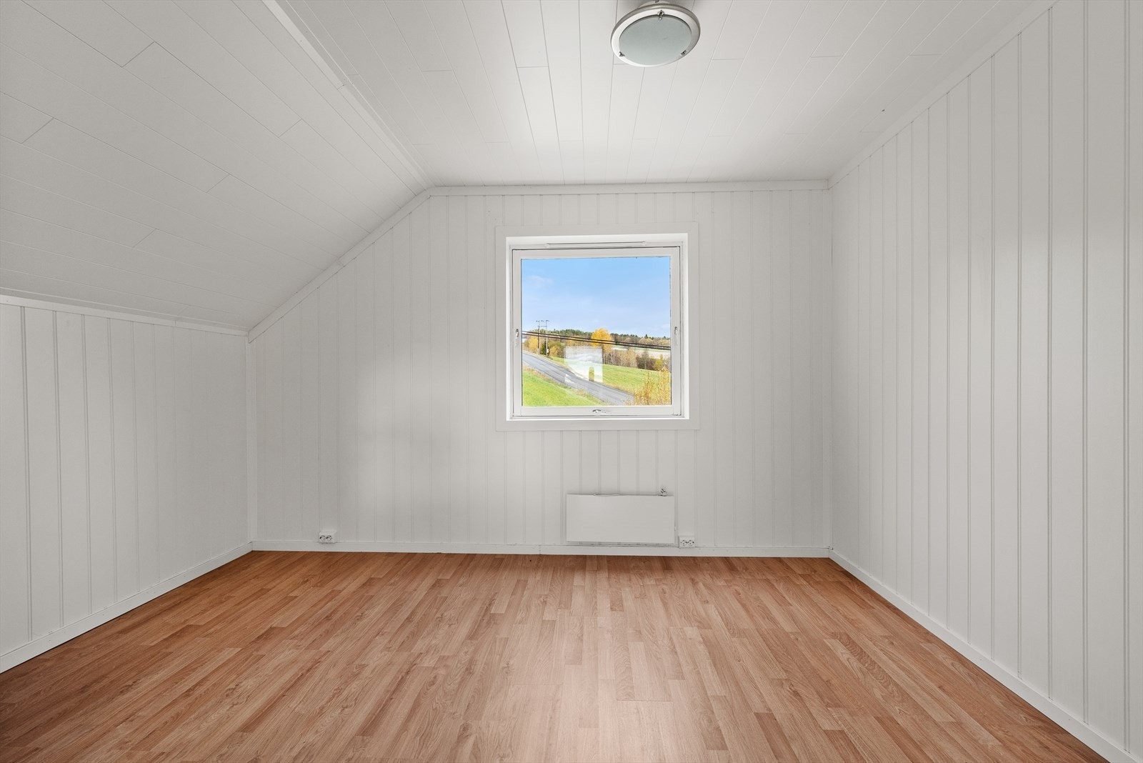 Det er tre gode soverom i eneboligen, og alle ligger samlet i 2. etasje. Galleribilde