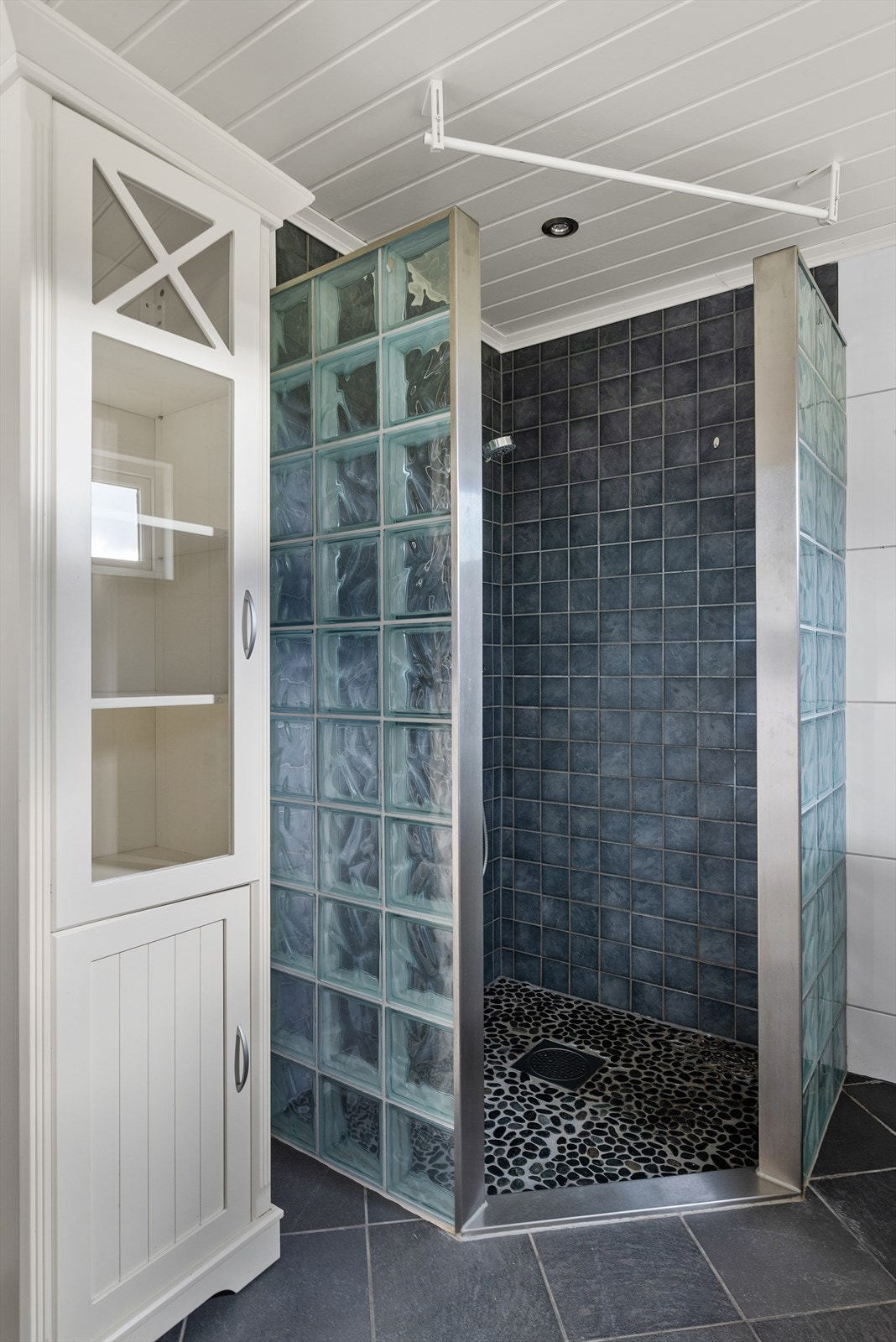 Badet er helfliset, og har downlights i himlingen. Galleribilde