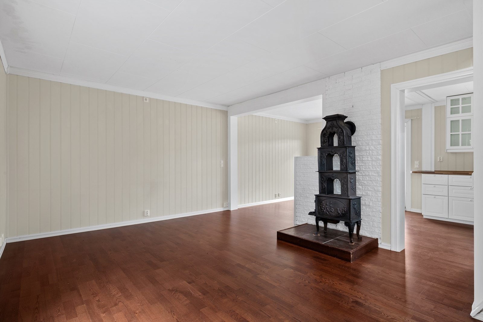 Stuen har en vakker, klassisk etasjeovn i støpejern. Galleribilde