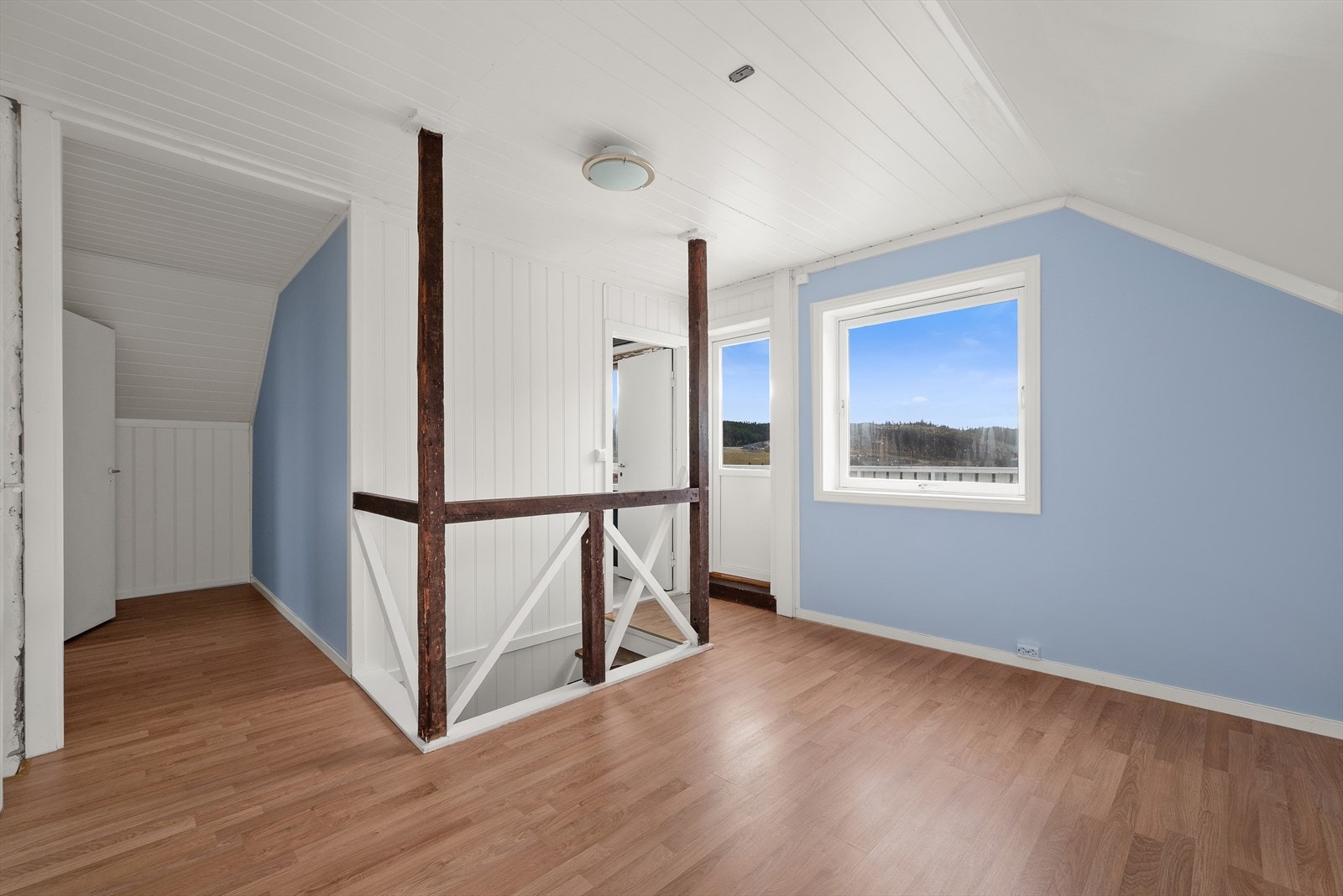 Fra loftstuen er det utgang til en sydvendt takterrasse. Galleribilde