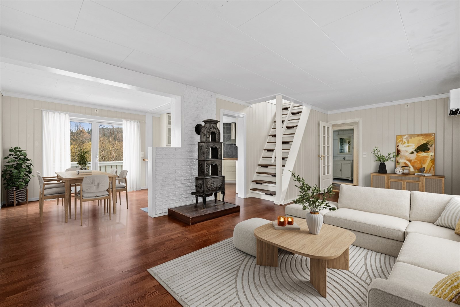 Stuen ligger i åpen løsning med spisestuen og kjøkkenet, og sammen danner de et lyst og pent allrom på ca. 42 kvm. Galleribilde