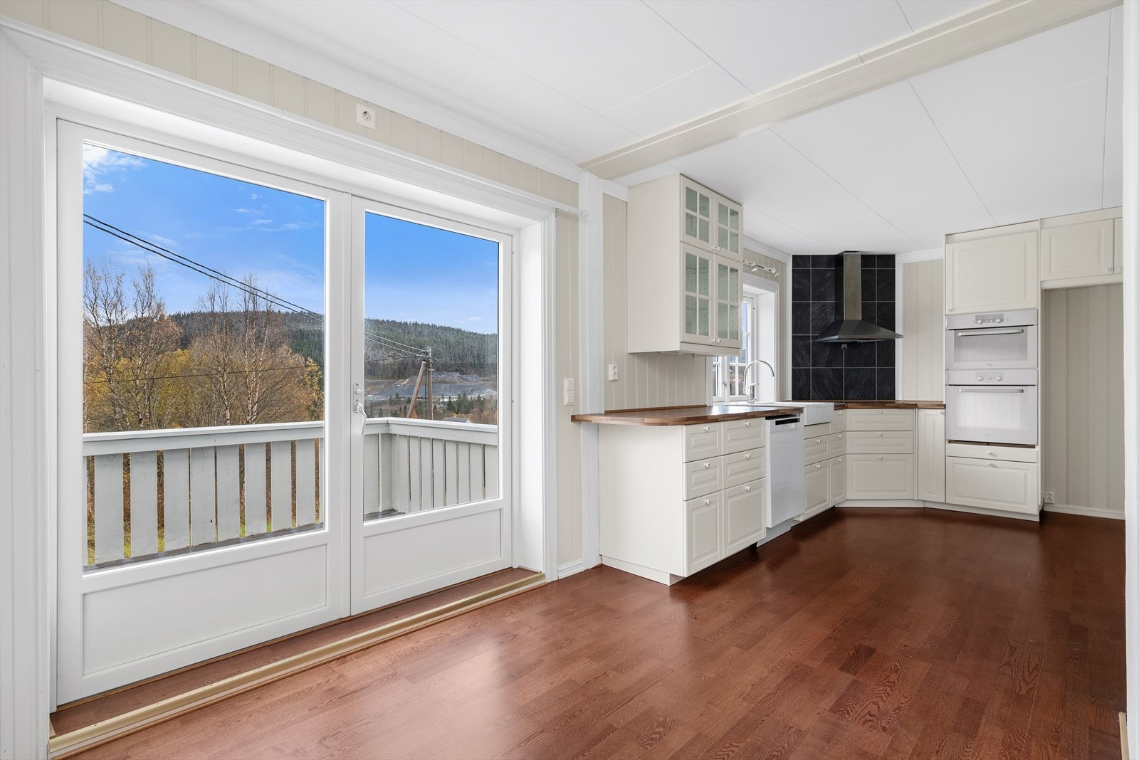 Fra spisestuesonen er det utgang til en østvendt terrasse. Galleribilde