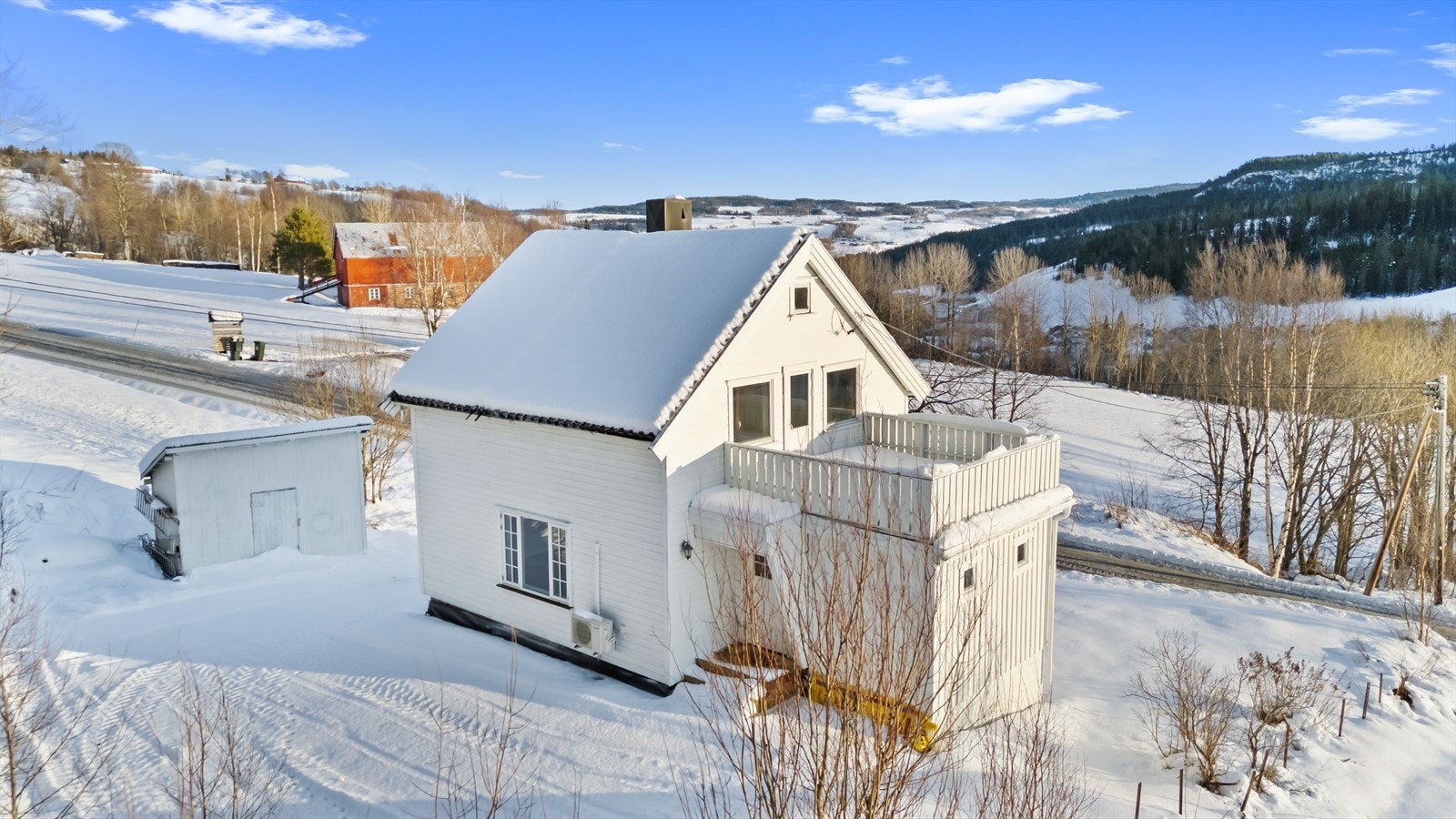 Gode solforhold og fin utsikt nytes til det fulle på en takterrasse fra 2013/2014. Takterrassen er sydvendt, og måler ca. 16 kvm. Galleribilde