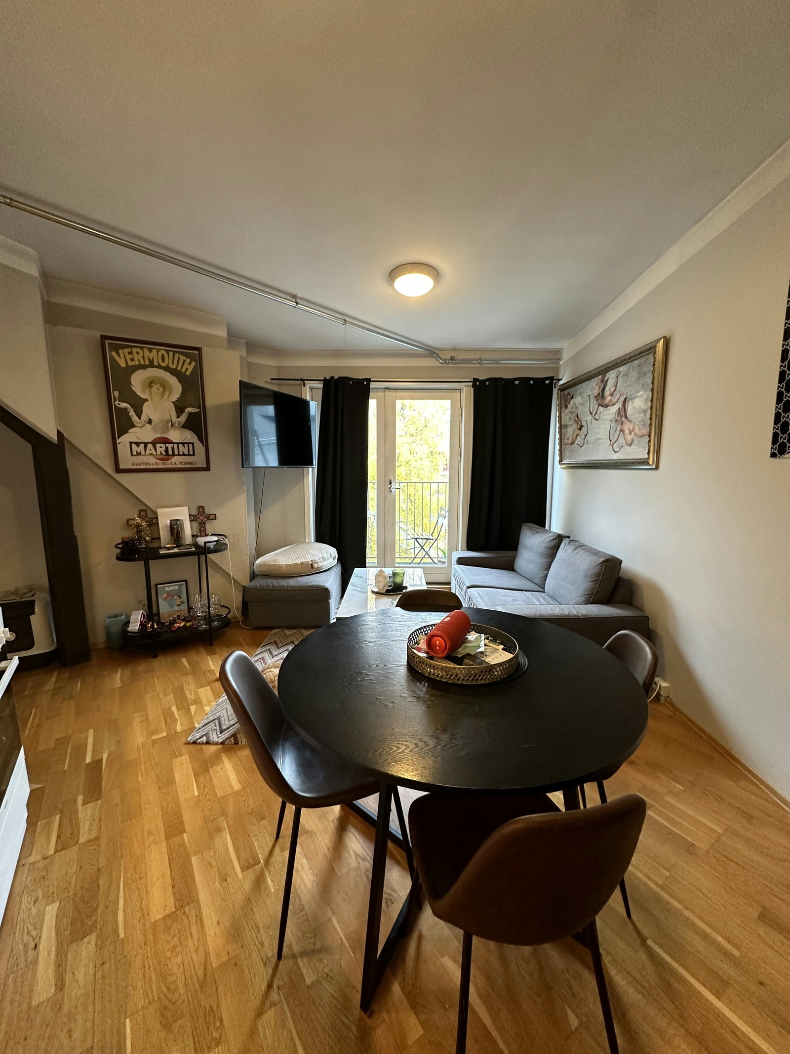 Stue med åpent kjøkken i dag Galleribilde