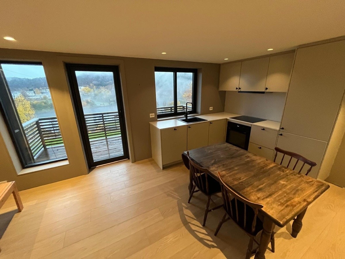 Stue/kjøkken med utsikt Galleribilde