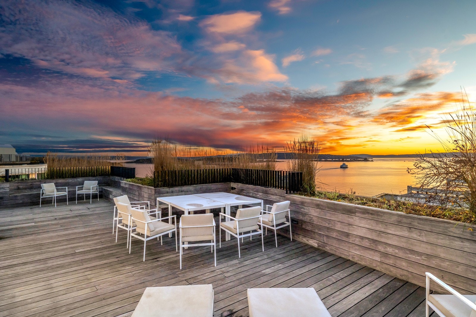 Felles takterrasse i niende etasje, en etasje opp, med sol fra tidlig morgen til sent på kveld Galleribilde