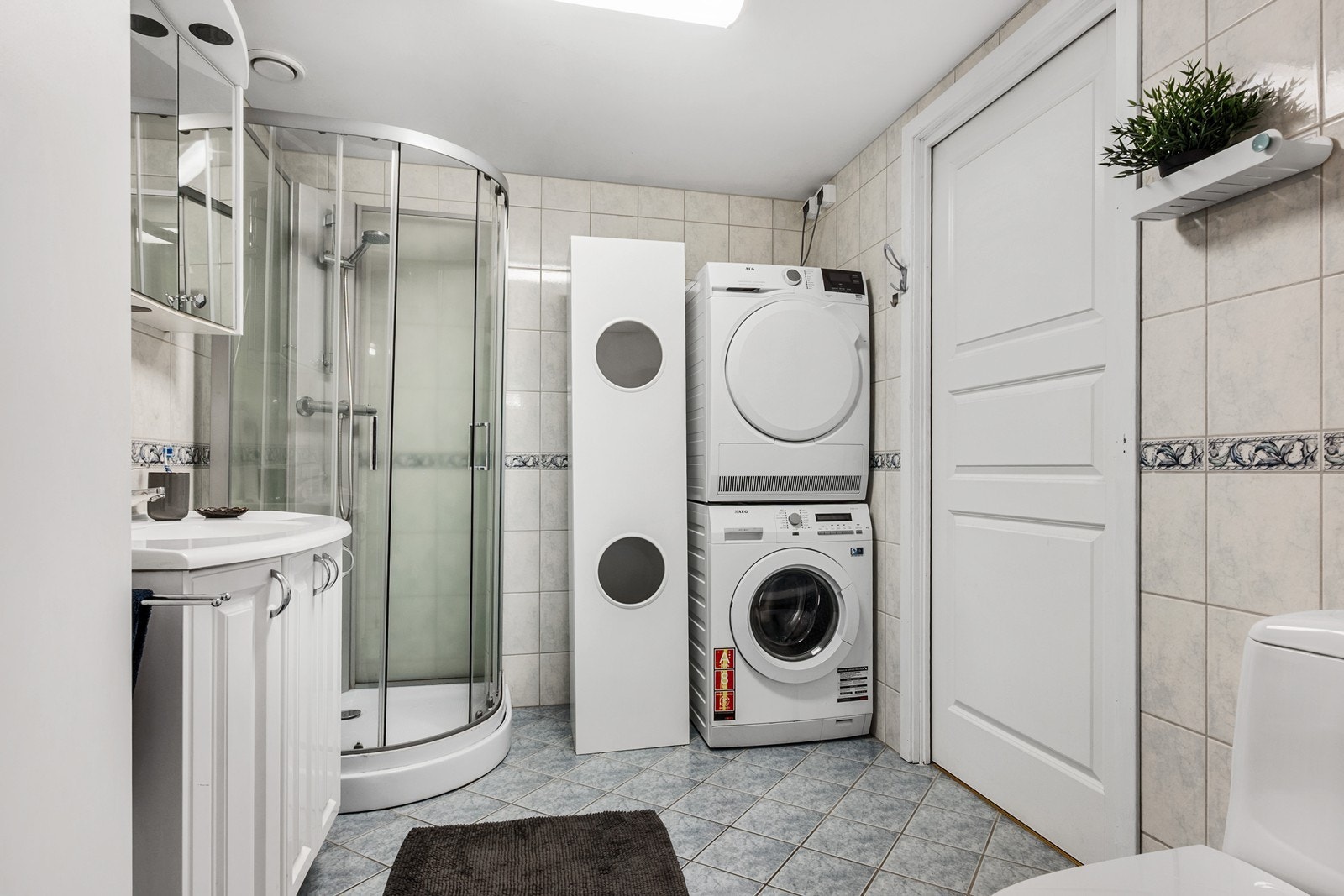 Badet er fra byggeår med flislagte overflater og varmekabler i gulvet. Galleribilde