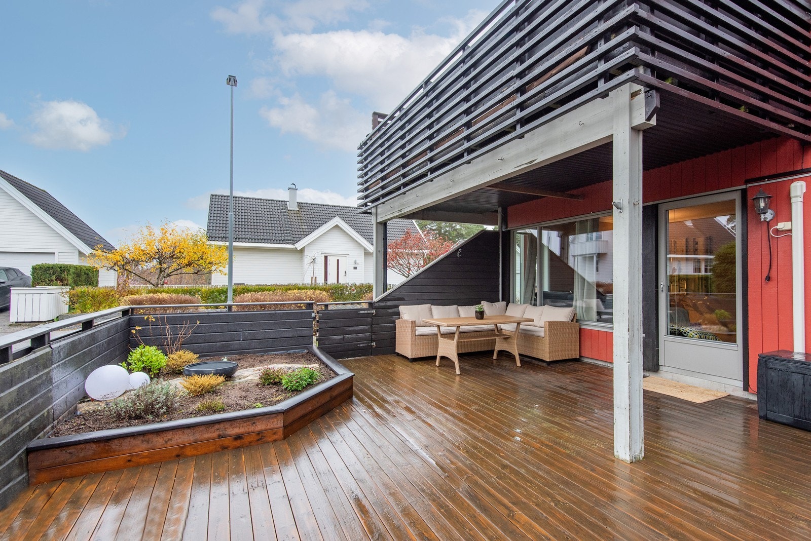 Terrassen på 42 kvm har plass til utemøblement for måltider og avslapning. Galleribilde