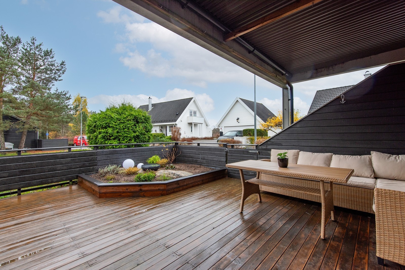 Overbygget gir le for været og delvis naturlig solskjerming. Galleribilde