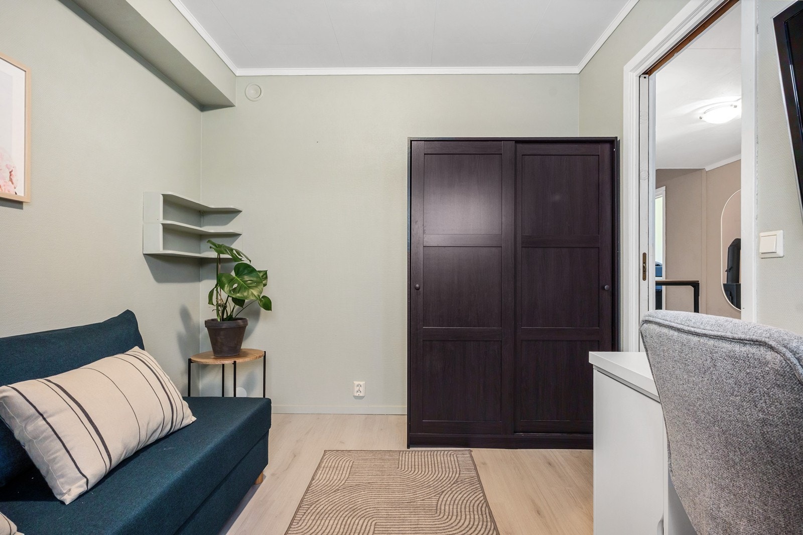 Rommet har plass til både garderobeskap, seng og skrivepult, ideelt som soverom eller kontor. Galleribilde