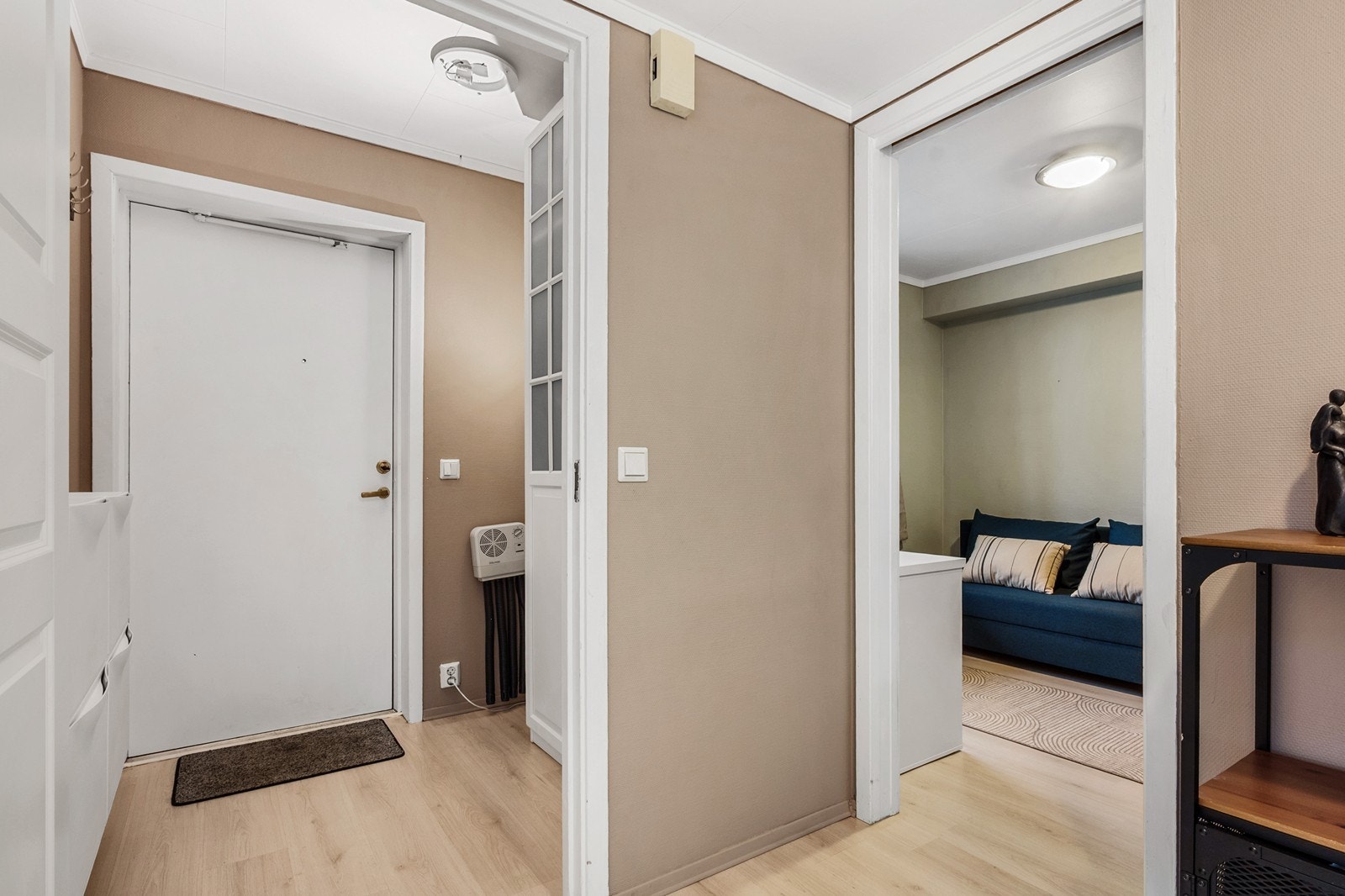 Vel innenfor møtes man av en entré med plass til skoskap og garderobemøbel. Galleribilde