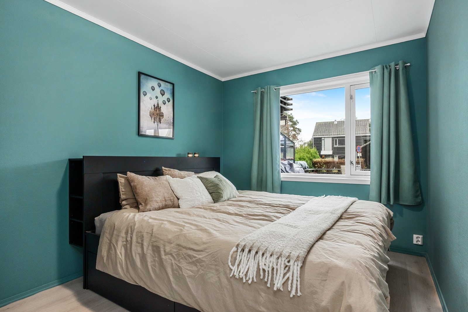 Leiligheten har tre soverom, alle rommene har stort vindu. Galleribilde