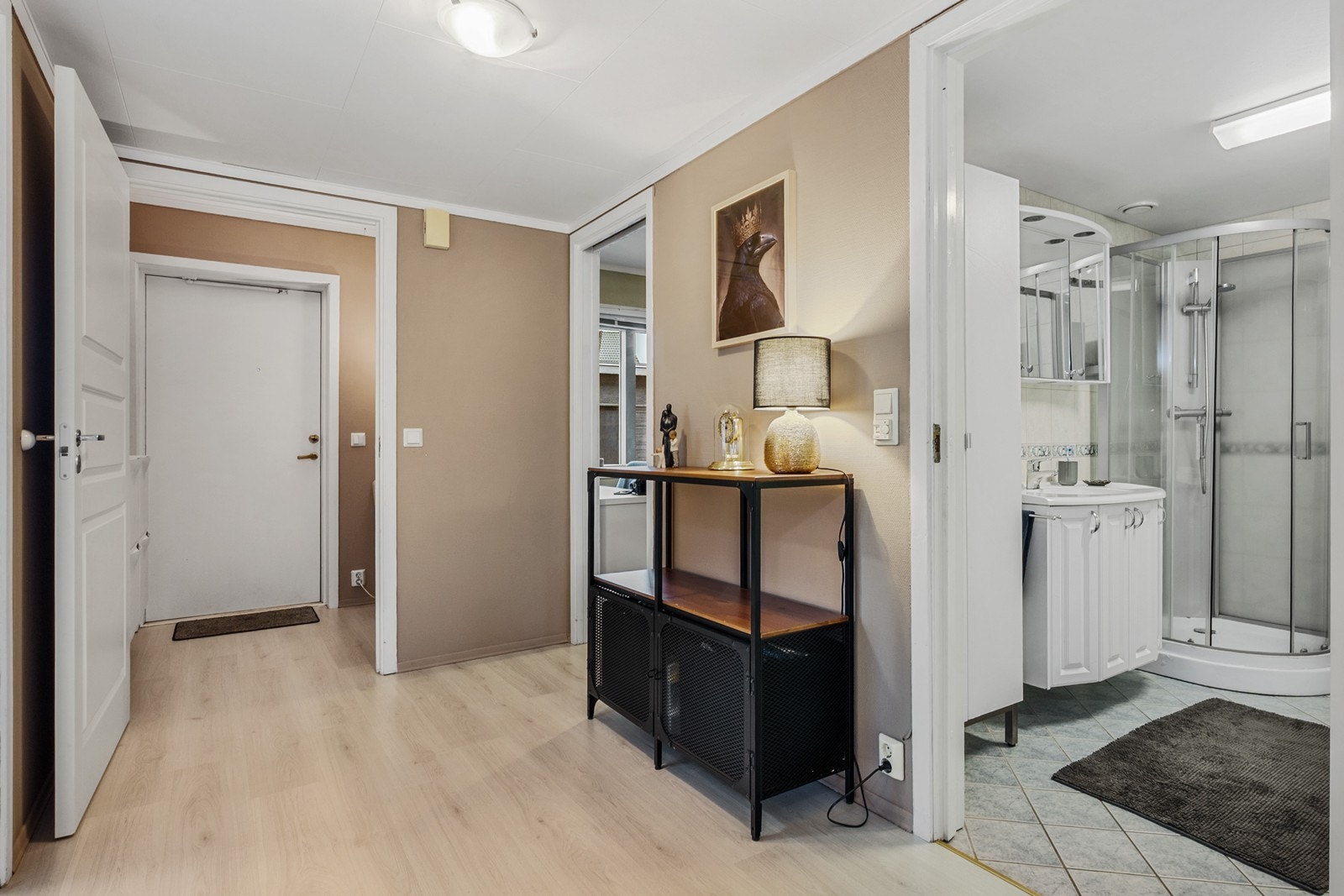 Entreen leder videre inn til bad, kjøkken, stue og leilighetens tre soverom. Galleribilde