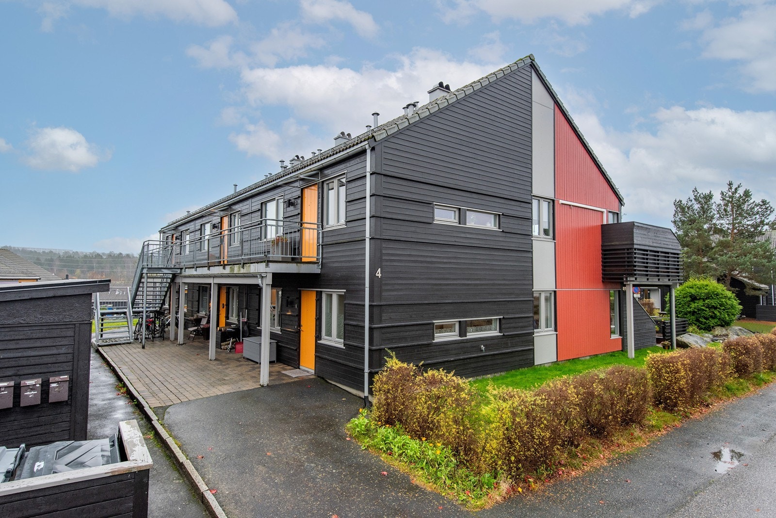 Det er kort og trinnfri adkomst fra parkeringsplassen til leilighetens inngangsparti. Galleribilde