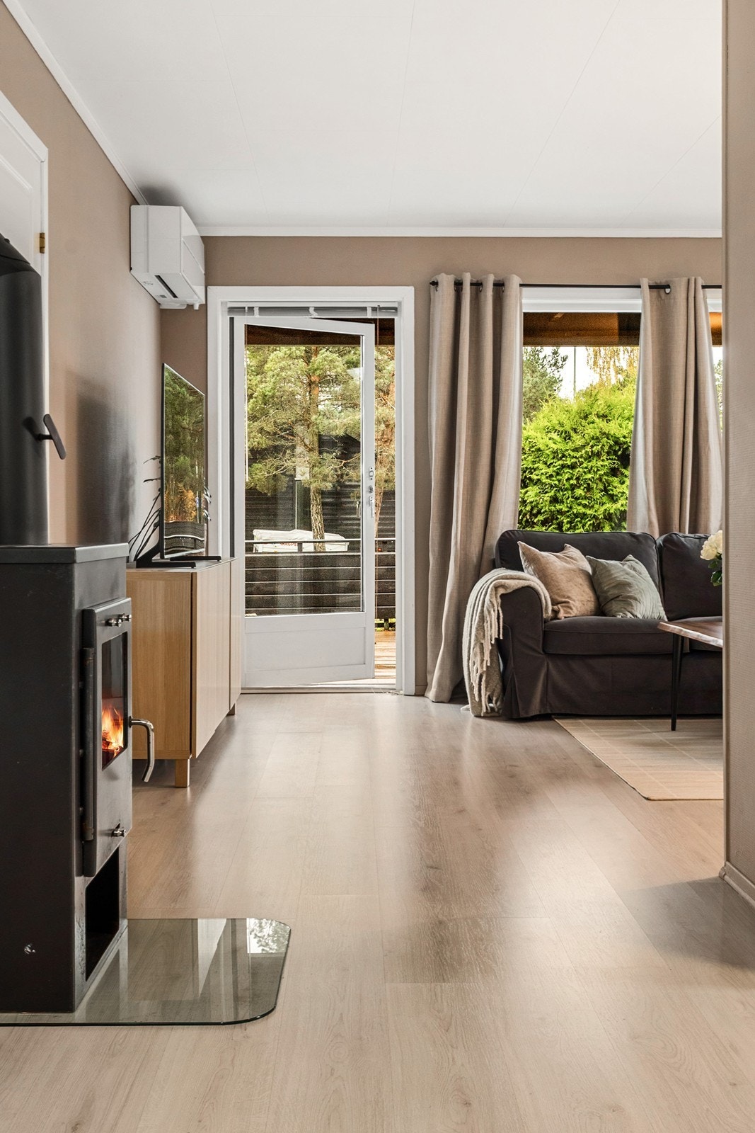 Fra stuen fører terrassedør ut til romslig uteplass. Galleribilde