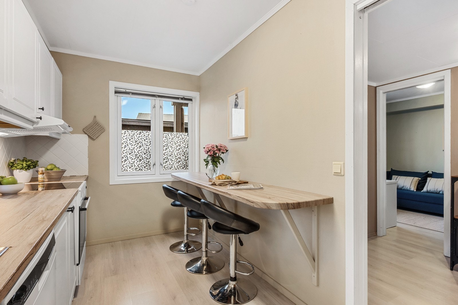 Kjøkkenet har en praktisk barløsning som egner seg godt til måltider og kaffestunder. Galleribilde