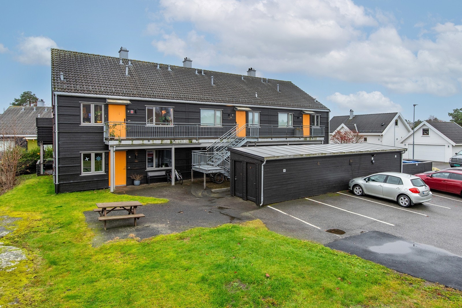 Leiligheten disponerer egen biloppstillingsplass. Galleribilde