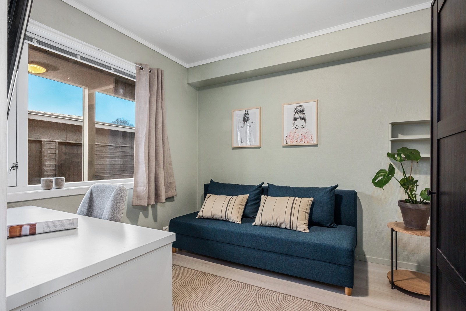 Soverommet ligger ved gangen og har lyse fargetoner på veggene. Galleribilde