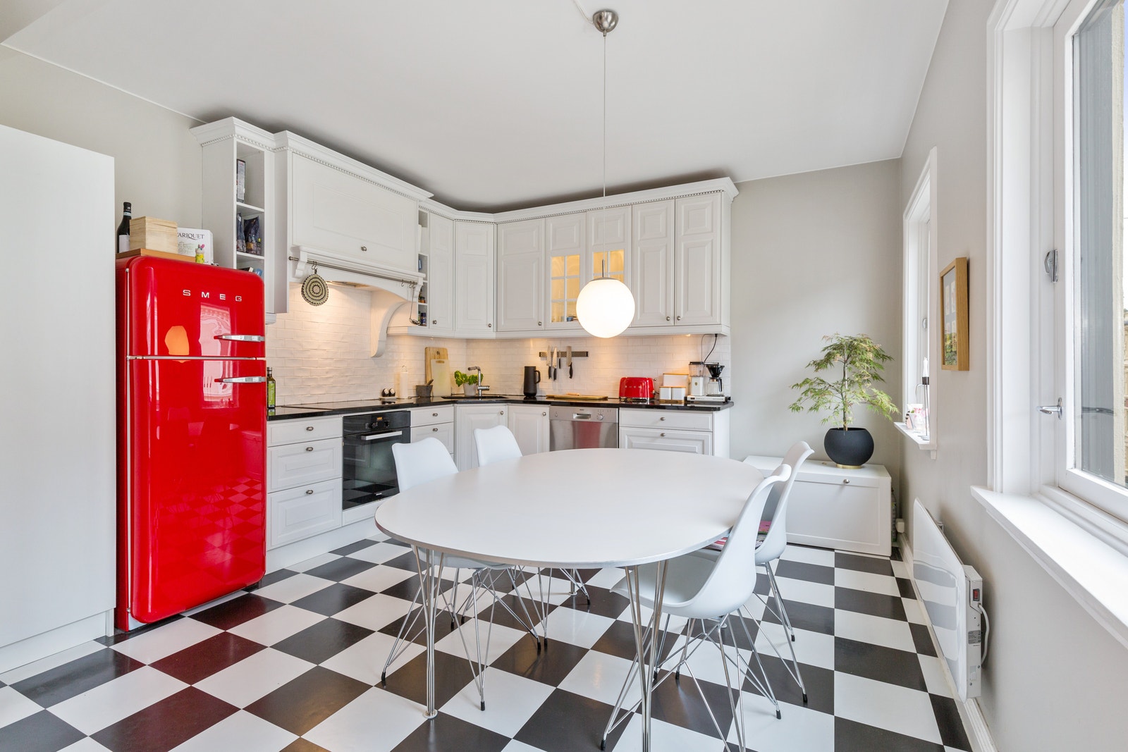 Pent kjøkken med hvitevarer Galleribilde