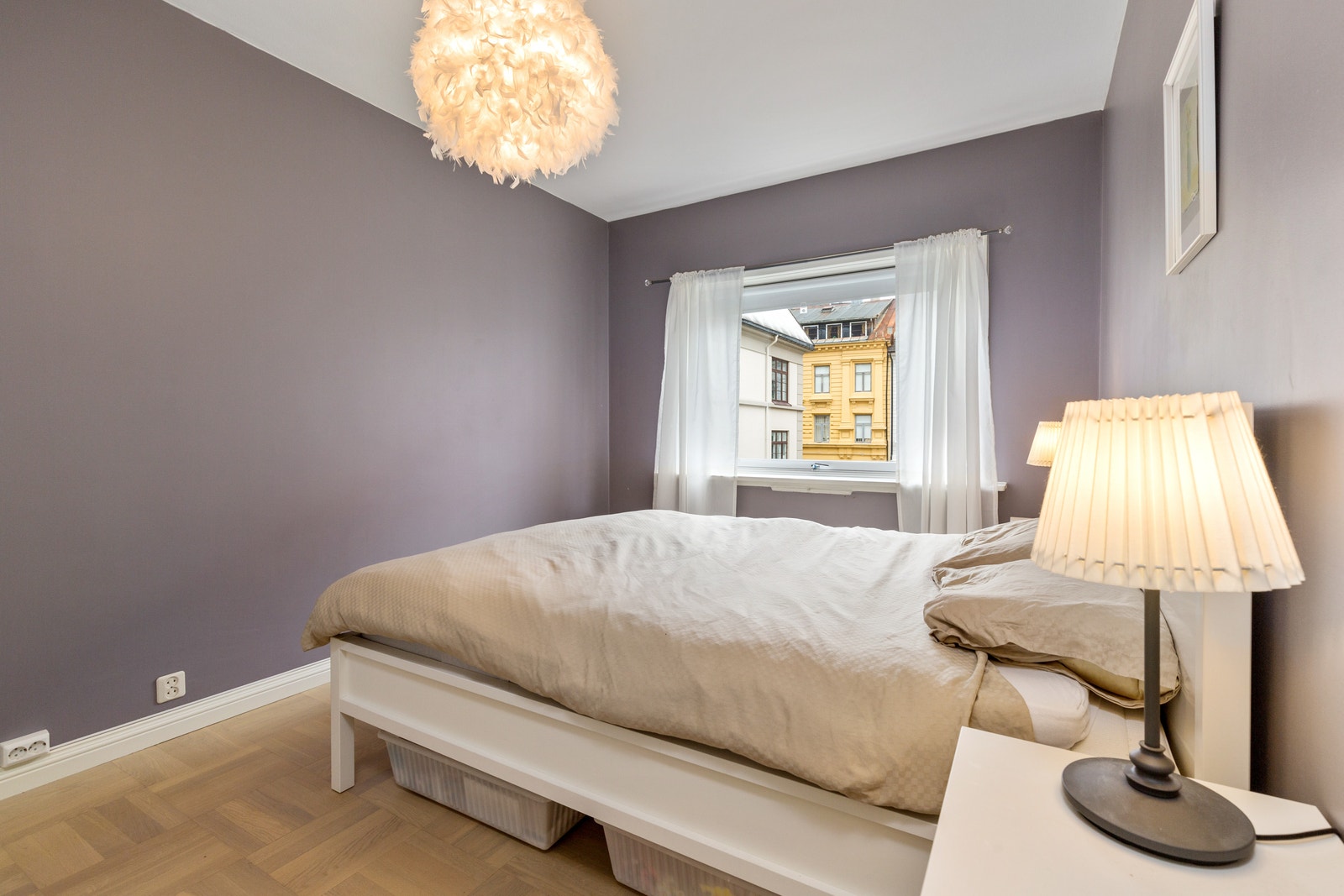 Hovedsoverom fremstår som romslig. Skyvedørsgarderobeskap medfølger Galleribilde