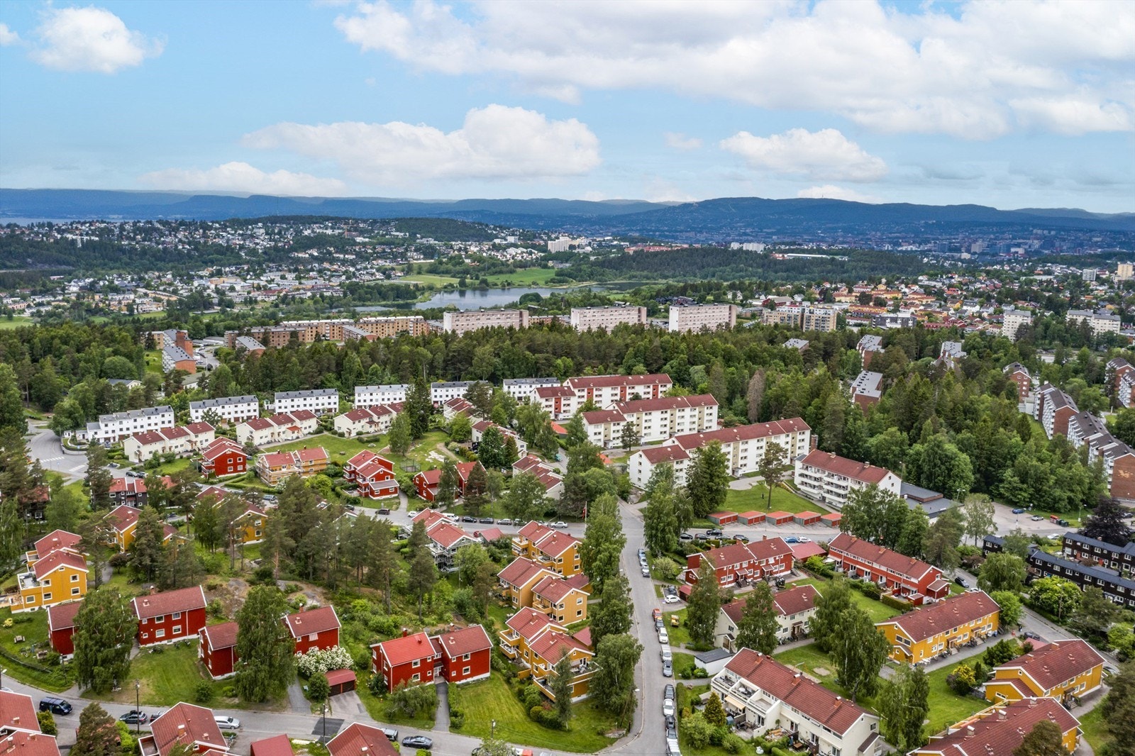 Dronebilde - borettslaget, resten av Bøler og Østensjøvannet. Galleribilde
