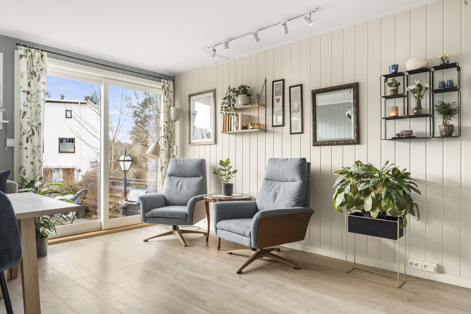 Fra stuen er det praktisk skyvedør ut til egen disponibel hagedel/markterrasse. Galleribilde