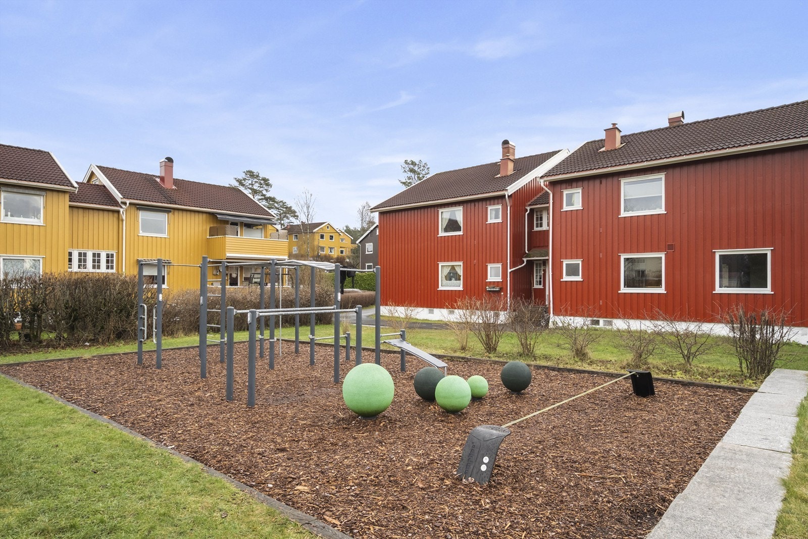 Borettslaget har store og grønne uteområder/ fellesarealer, til stor glede for de yngste beboere i borettslaget.
Nøklevann borettslag har fått oppgradert lekeplassene i nyere tid. Galleribilde