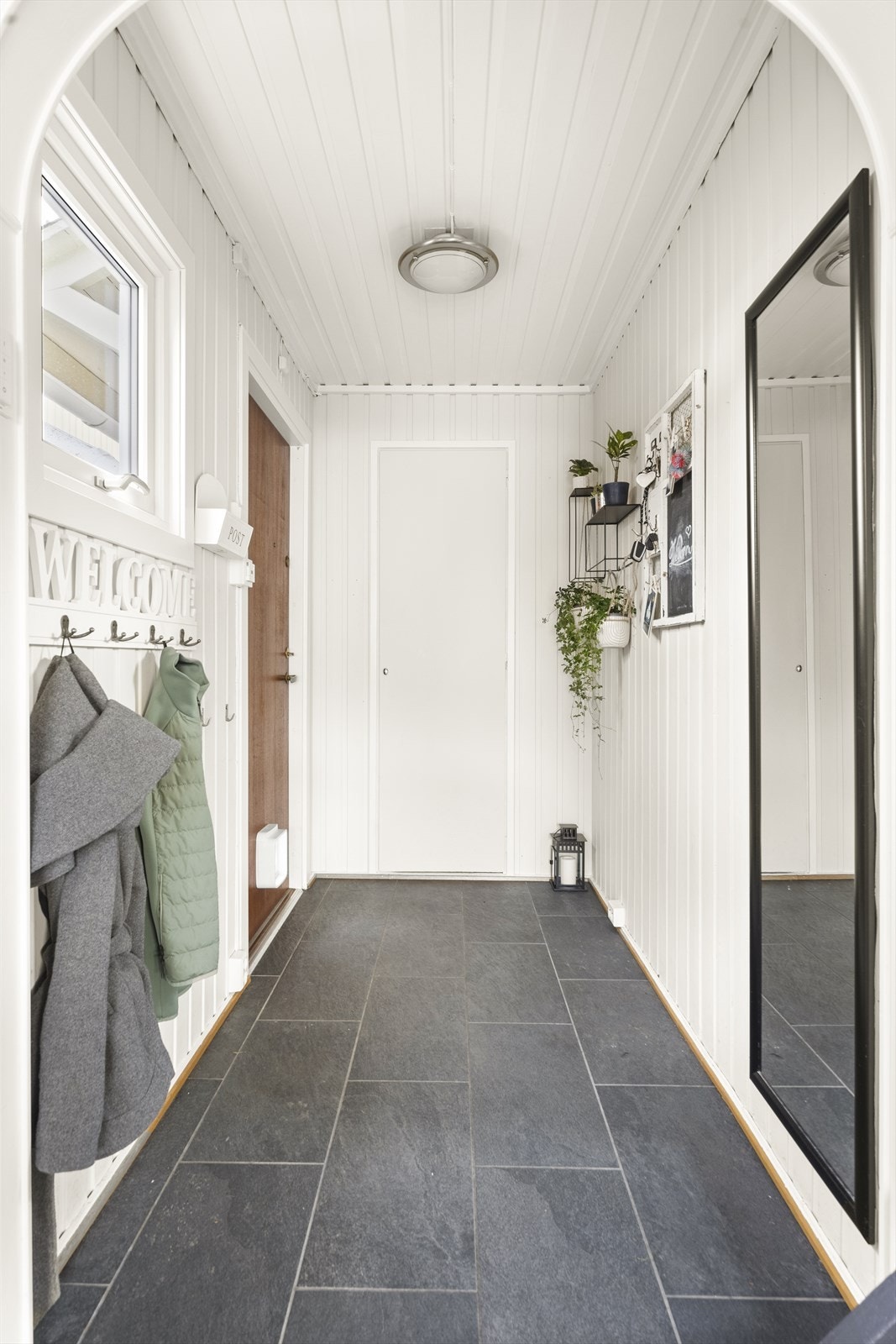 Entré, med lukket dør inn til boden. Galleribilde