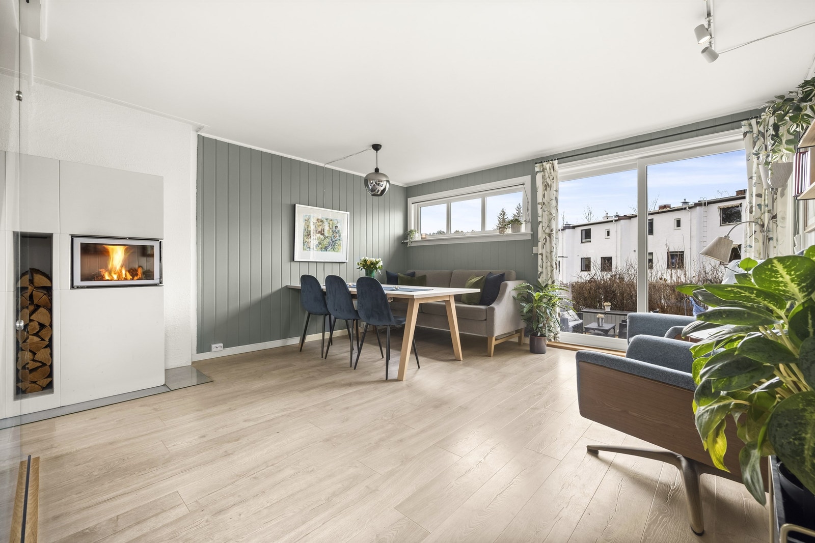 Oversiktsbilde av stuen; her har du plass til det du trenger samt kort vei ut til deilig sydvestvendt markterrasse. Galleribilde