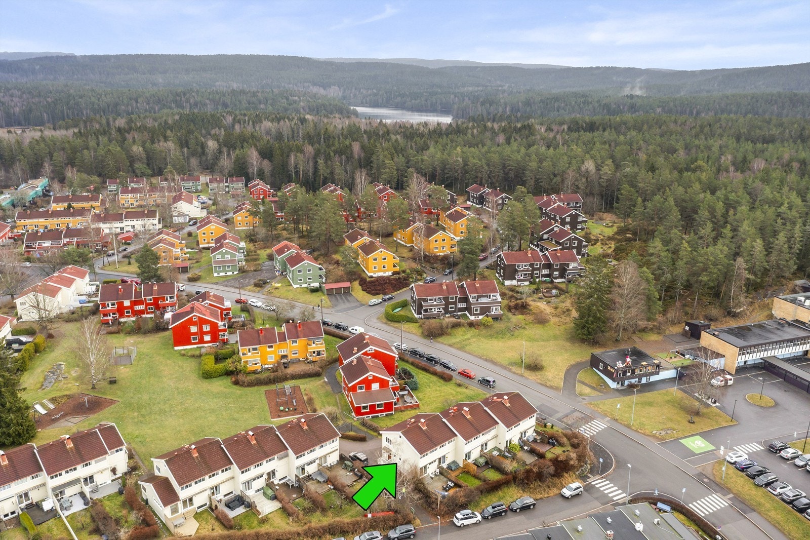 Velkommen til Bølerskogen 50, et stilig og svært arealeffektivt enderekkehus over 3 plan.
Drone - her bor du bokstavelig talt med marka som nabo! Foto: Fotograf Eren Jacobsen / Isnitt AS Galleribilde