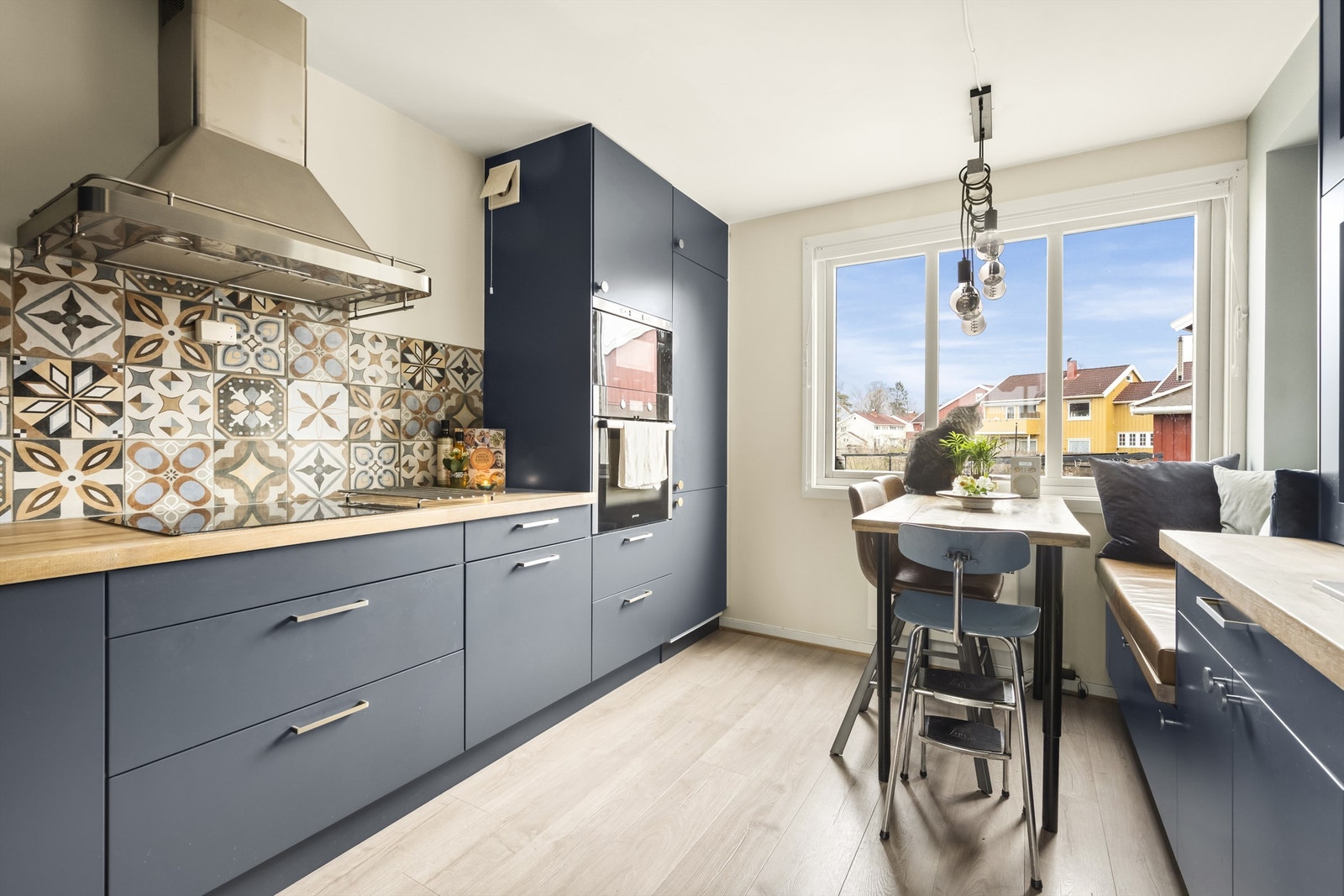 Koselig spiseplass ved vinduet. Galleribilde