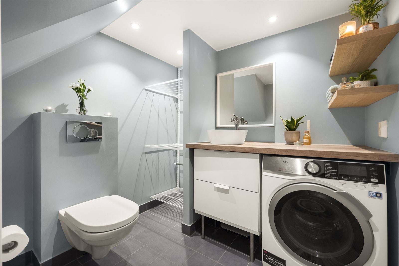 Superpraktisk med vaskerom/WC i denne etasjen også.
Her får du flislagte gulv med deilig gulvvarme, malte vegger og downlights.
Det foreligger ferdigattest på etablering av vaskerom/WC i kjeller, datert 19.03.2019. Galleribilde