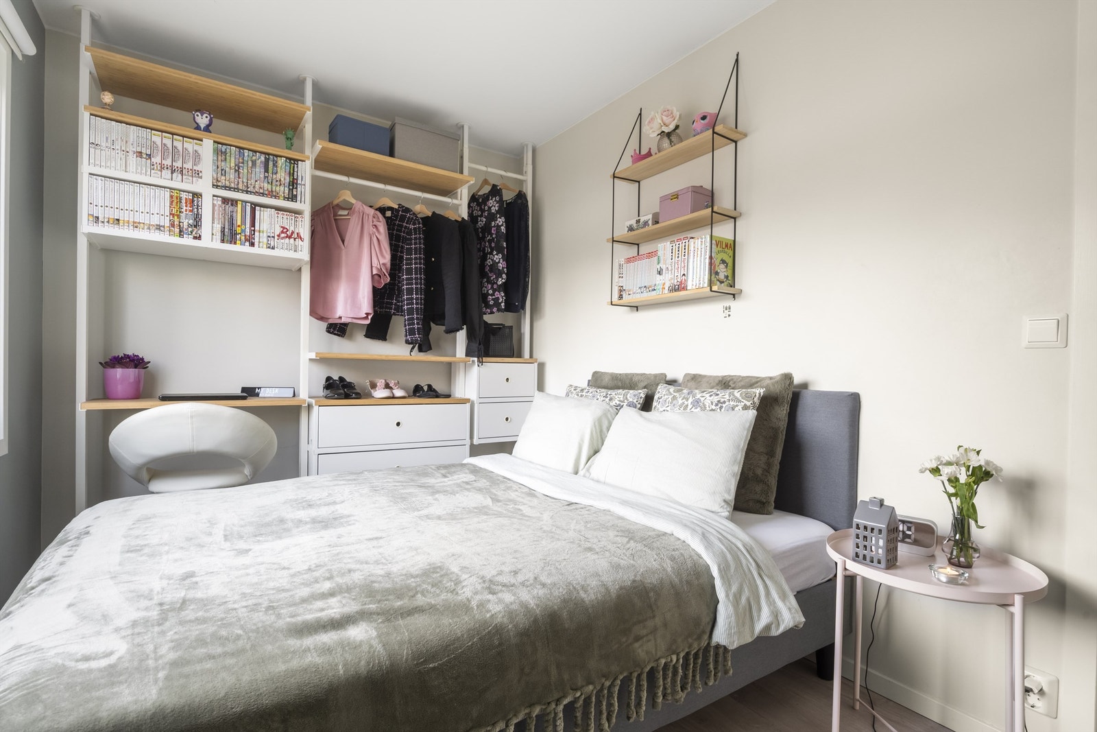 Soverom 1.
I 2018 ble hele 2. etasje pusset opp (minus bad):
gulv, vegger, tak, plassbygde møbler, nye pocketdører, downlights i gang etc. Galleribilde