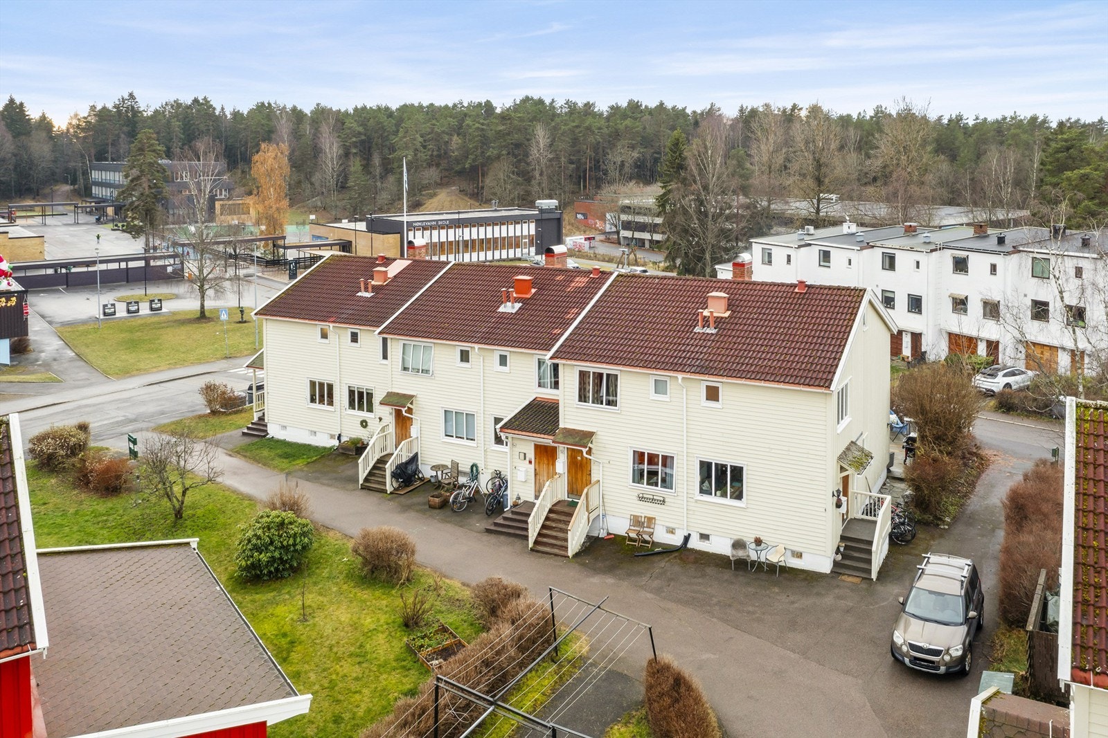 Dronebilde av husrekken - Østmarka og Nøklevann barneskole er nærmeste nabo. Galleribilde