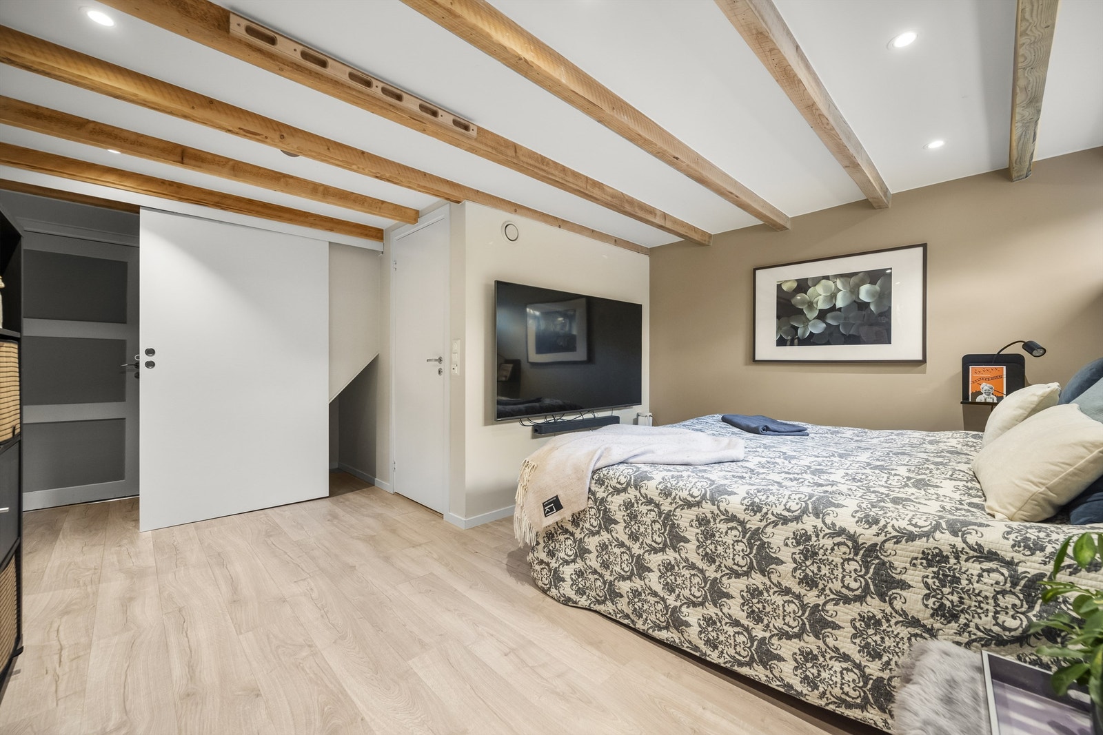 Lyse overflater, laminatgulv med gulvvarme og innfelte downlights gir rommet en lun og moderne følelse. Synlige trebjelker i himling gir rommet særpreg. Gode oppbevaringsmuligheter.
Kjellerstue - ikke bruksendret/omsøkt eller godkjent til varig opphold. Galleribilde
