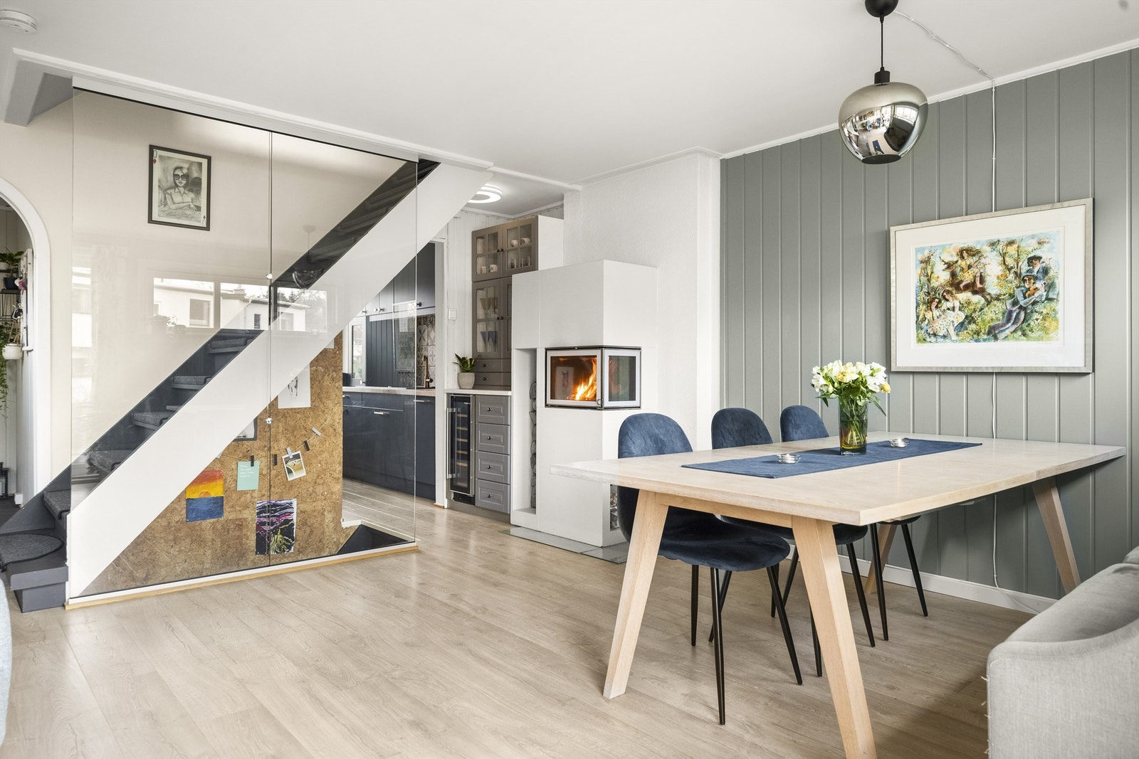Stue/spisestue/kjøkken - legg merke til den kule glassveggen i trapperommet. Galleribilde