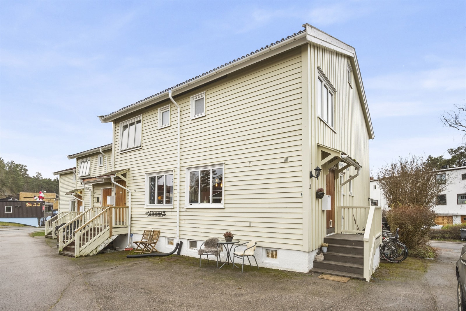 Velkommen inn til dette flotte enderekkehuset i Bølerskogen 50, med egen inngang på gavl-siden. Det er bare å glede seg - vi sees til visning! Foto: Fotograf Eren Jacobsen / Isnitt AS Galleribilde