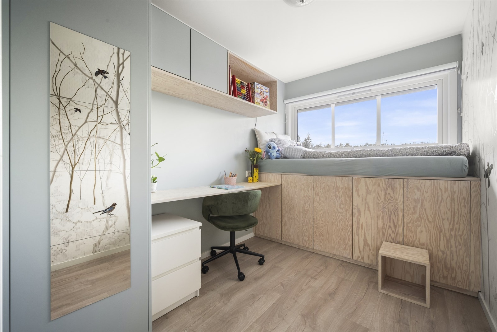 Soverom 3 er laget på samme vis som nummer 2.
Disse rommene er i utg.pkt ikke store, men eier har fått arkitekttegnede løsninger for optimal plassutnyttelse i både 2. etasje samt kjelleretasjen. Galleribilde