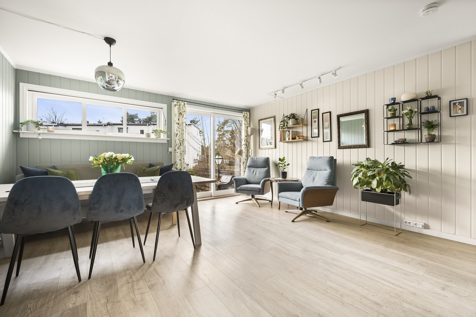 I 2017 fikk eier etablert/satt inn vinduer i stuen (ved siden av skyvedør). Det er innvendig solskjerming på vinduet (ikke skyvedør).
Samme år ble det satt inn peisovn fra Nordpeis. Galleribilde