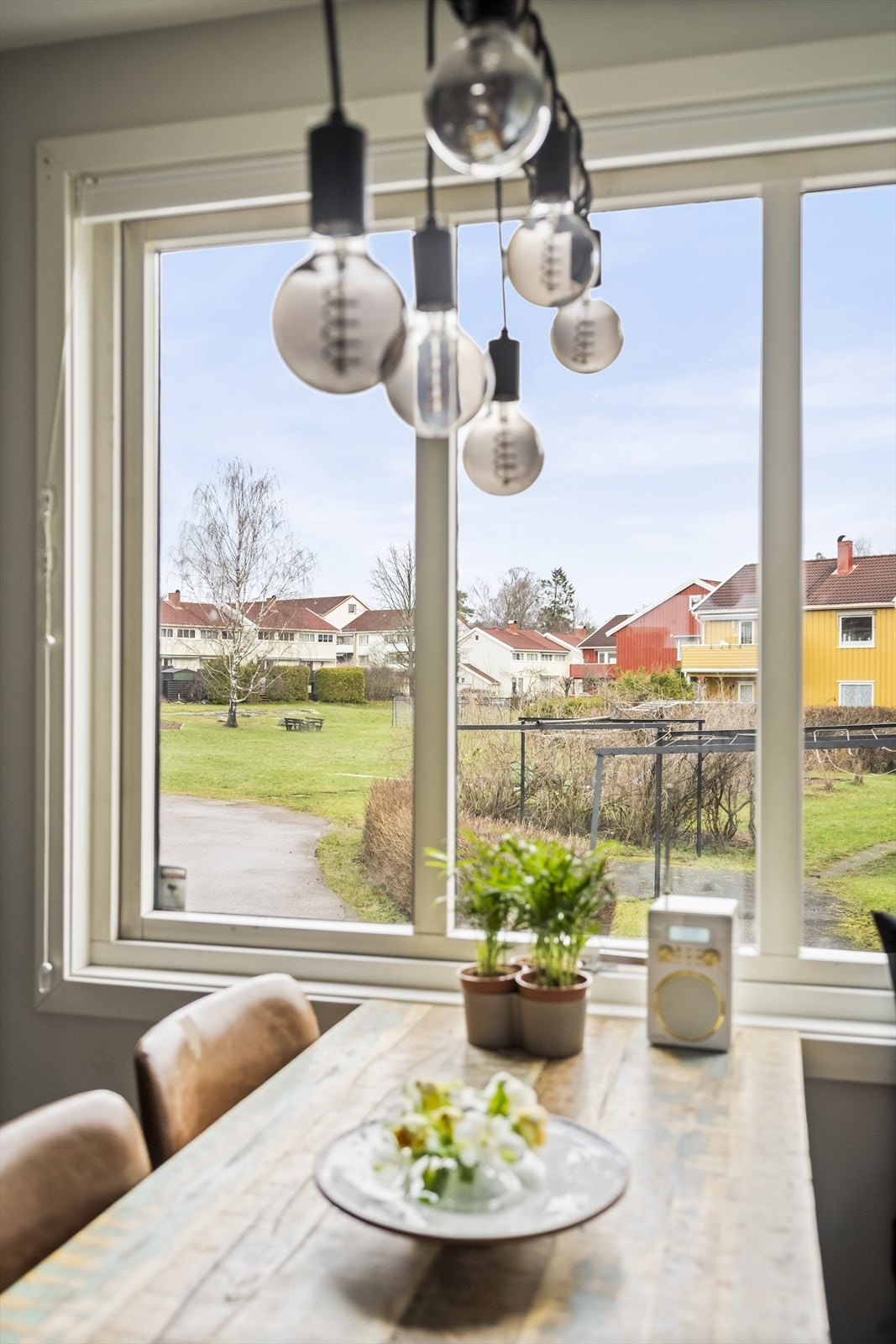 Hyggelig spiseplass med behagelig utsyn mot grønne fellesarealer. Her kan du følge med på poden som leker mens du setter en deig eller bare koser deg med en kaffe!
Her er det innvendig solskjerming. Galleribilde