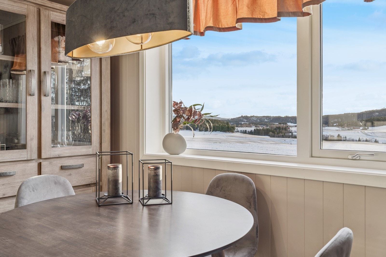 Med både togstasjon og dagligvarebutikk innen kort gangavstand, ligger alt til rette for en praktisk og behagelig hverdag. Galleribilde