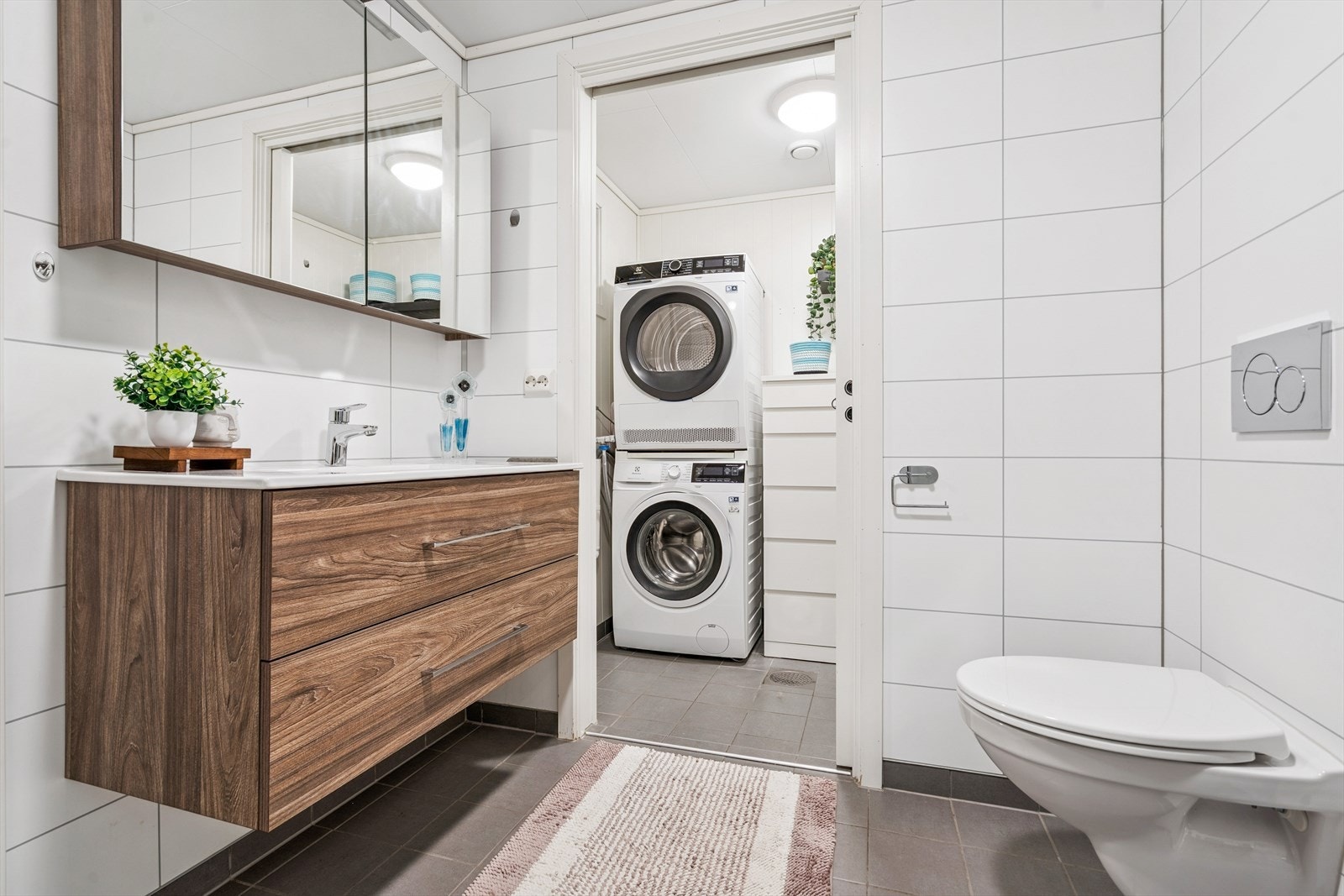 Badet har et praktisk adskilt vaskerom på 2,8 kvm. Galleribilde