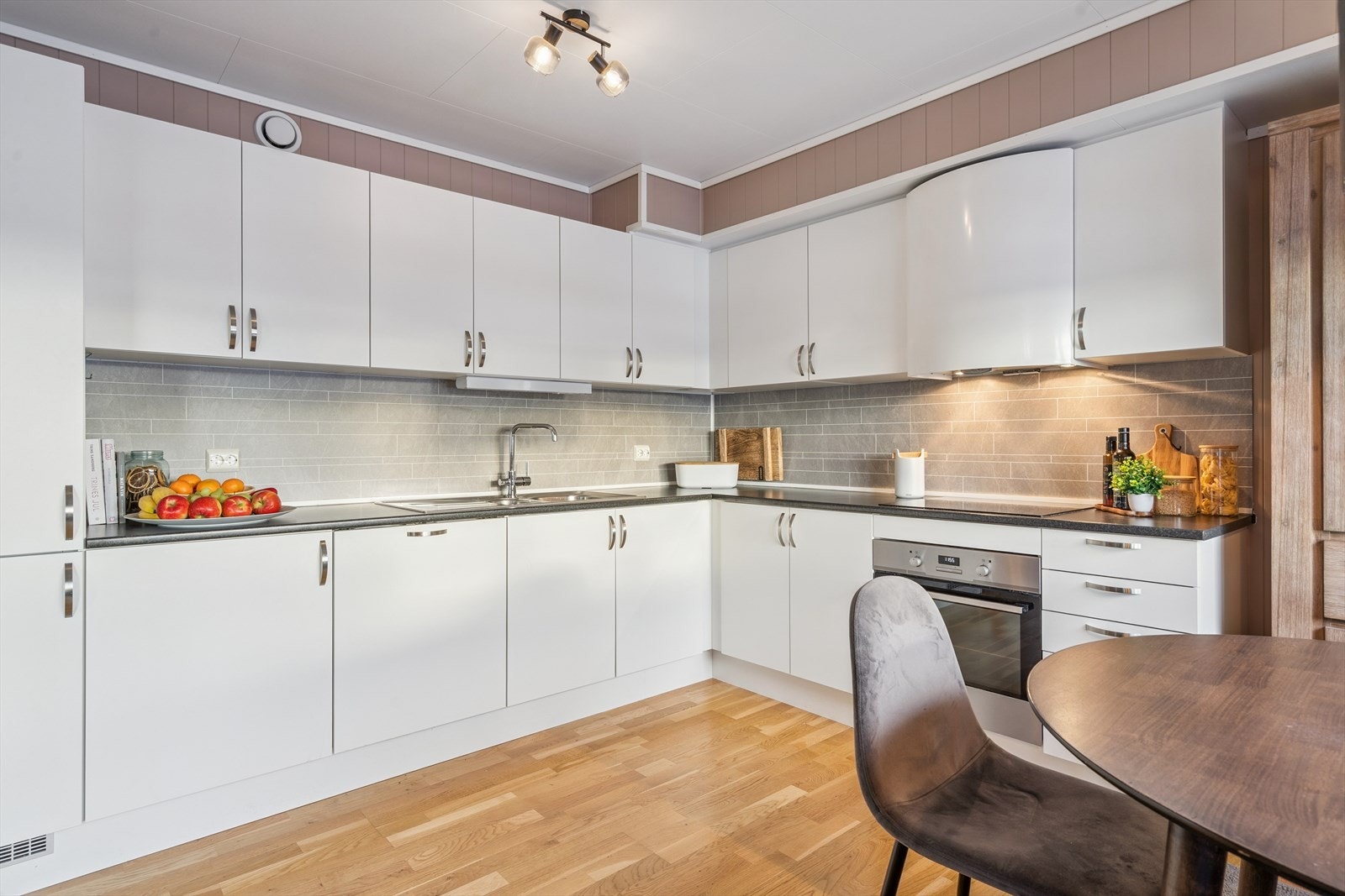 Her har du godt med skap- og benkeplass. Galleribilde