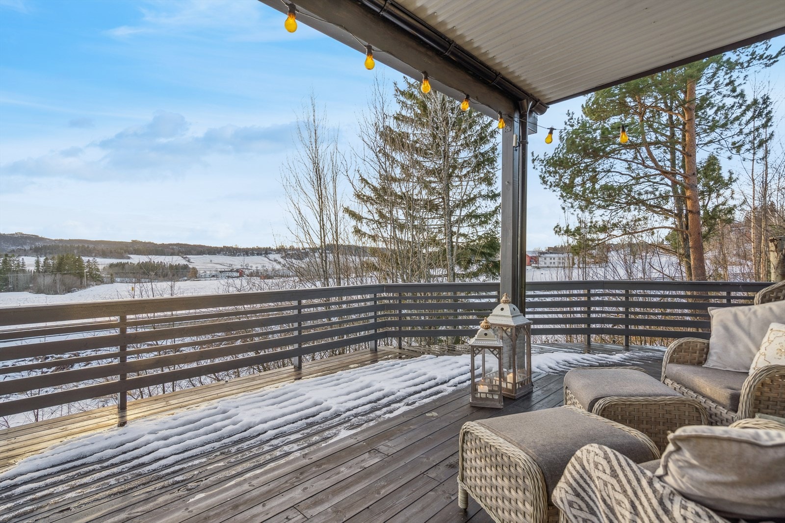 Terrassen er utvidet, beiset og malt i nyere tid og er på hele 27 kvm. Galleribilde