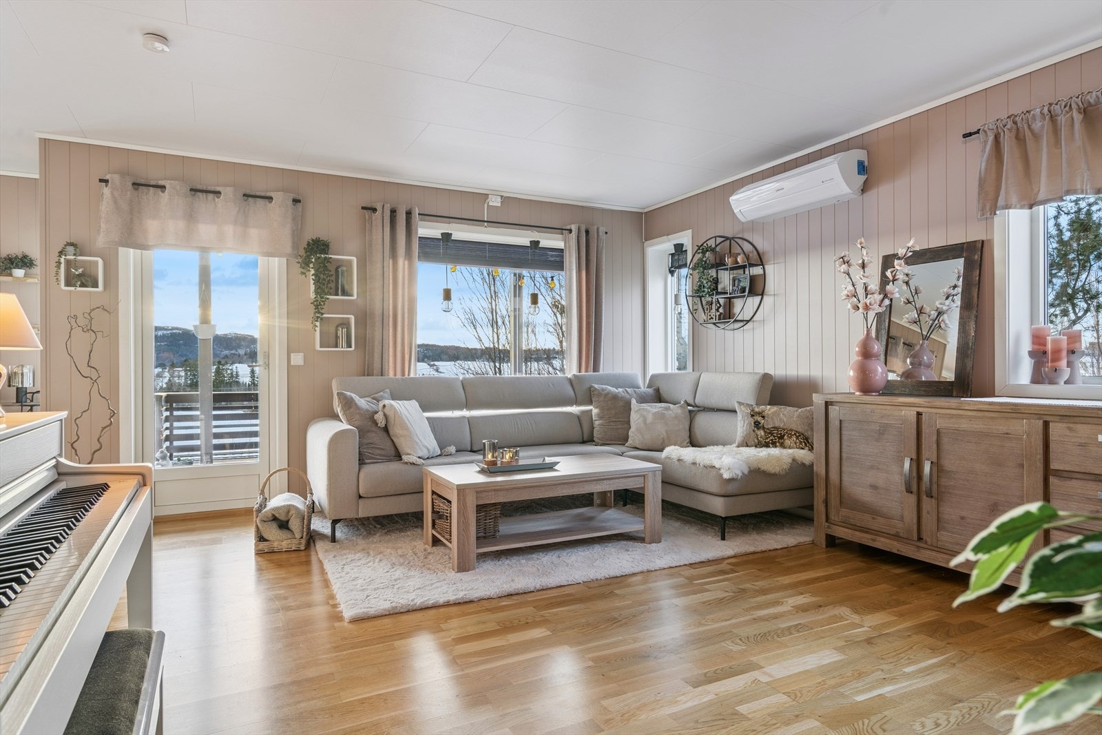 De store vindusflatene sørger for gode lys- og utsiktsforhold. Galleribilde